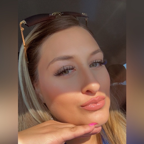 Meet your Posher, Whitney - Picture 2 of 3